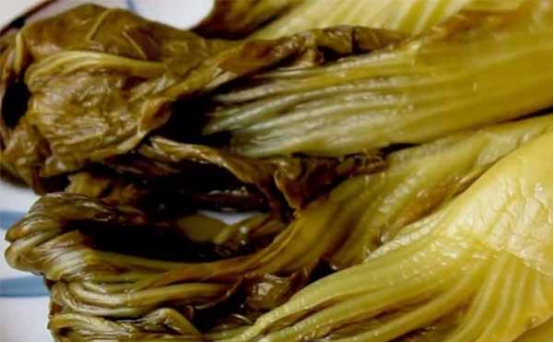 插旗菜業(yè)出口酸菜用食品X光機(jī)檢查，卻把腳踩的供給國內(nèi)